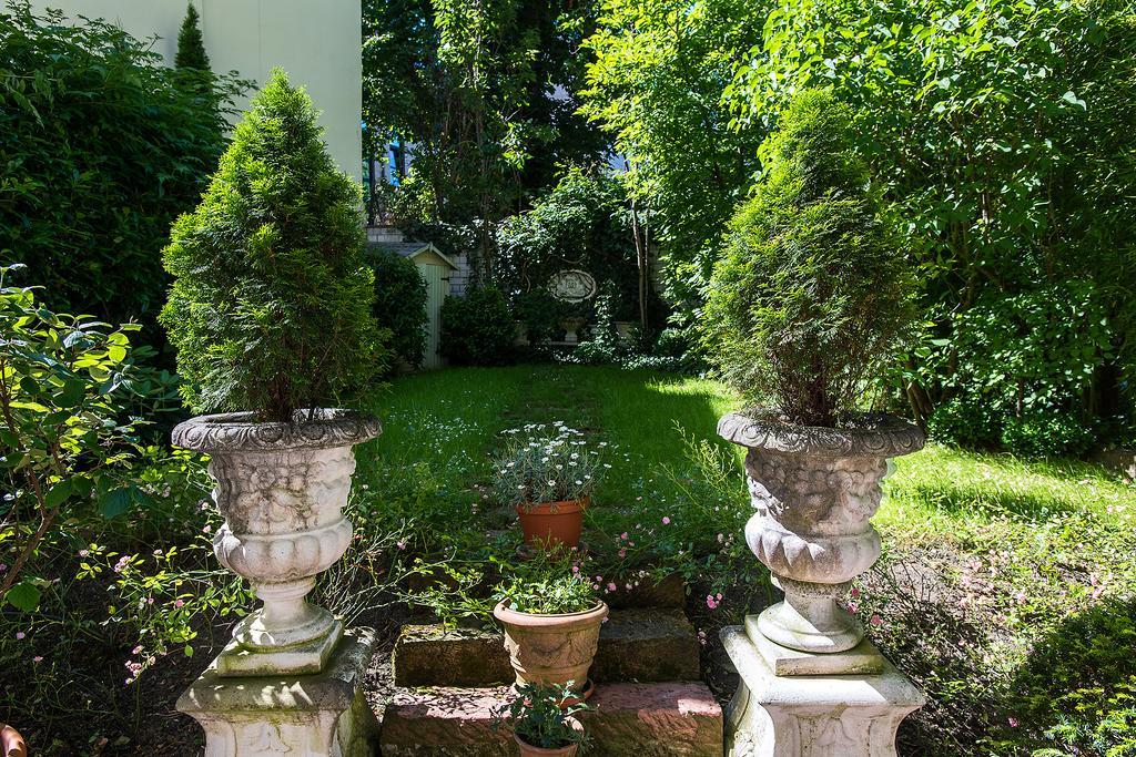 Dirazi Guesthouse & Apartments Gmbh Frankfurt am Main Exteriör bild